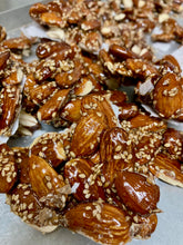 Charger l'image dans la galerie, amande caramélisée, amande bio caramélisée au sésame, amandes aux graines de sésame