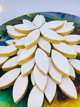 Charger l'image dans la galerie, calisson de Provence, abricot, artisanal, 100% bio - angele confiserie, calissons bio